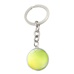 Detailansicht silberner Tennisball Schlüsselanhänger mit gelb-grünem Musteranhänger