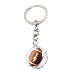 Detail eines Metallschlüsselanhängers mit realistischem American-Football-Muster unter Glas
