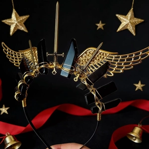 Gotisches Kristall Stirnband mit goldenen Flügeln und Schwert auf dunklem Grund