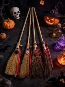 Détail de quatre balais de sorcière artisanaux avec manches en bambou et fleurs décoratives