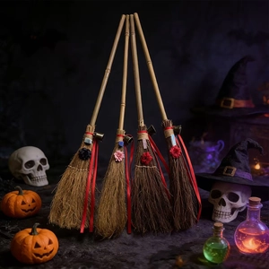 Balai de Sorcière Halloween Manche en Bambou Branche Naturelle Fibre de Miscanthus Ruban Fleur Cloche Accessoire Sorcier