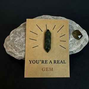 Detail van een donkergroen hexagonaal kristallen prisma op een YOU'RE A REAL GEM kaart