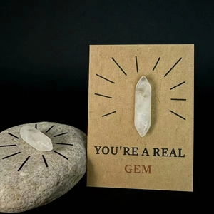 Natuurlijke heldere kwarts kristalpunten op een cadeaukaart met zwarte achtergrond