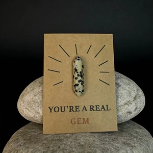 Macro-opname van dalmatiër jaspis steen op een You're a Real Gem cadeaukaart