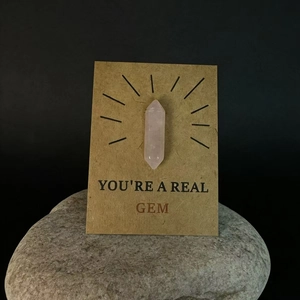 Detail van een rozenkwarts kristal met dubbele punt op een You Are A Real Gem cadeaukaart