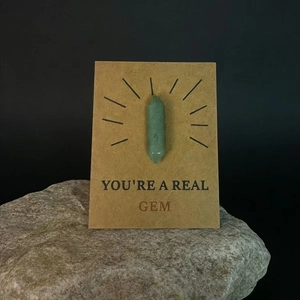 Groene kristallen zeshoekige kolom op kraftpapier kaart met tekst You are a Real Gem