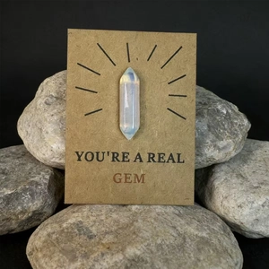 Macro-opname van opaal kristallen hanger op kraftpapier cadeaukaart 'You're a Real Gem'