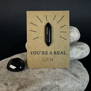 Blauwe goudsteen kristal punt op een YOU'RE A REAL GEM kraftpapier geschenkkaartje