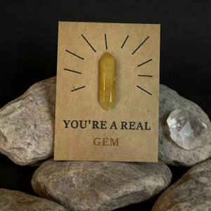 Detail van gele zeshoekige kristallen pilaar op geschenkkaart met natuurstenen achtergrond