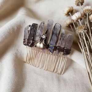 Detailansicht des handgefertigten lila Kristall-Haarkamms mit Bronzeschädel und Draht