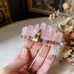 Detail eines rosa Kristall Haarkamms mit bronzenem Vogelschädel im Boho-Gothic-Stil