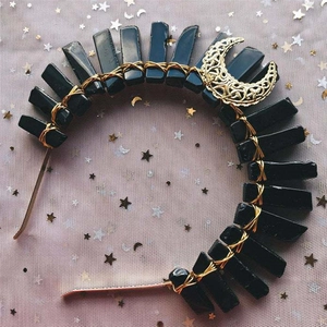 Détail de cristaux noirs et lune dorée sur un serre-tête de style bohème sombre