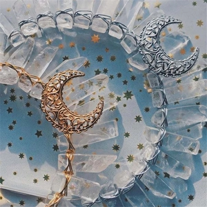 Détail de serre-têtes en cristal bohème avec fil fait main et breloques de lune en métal