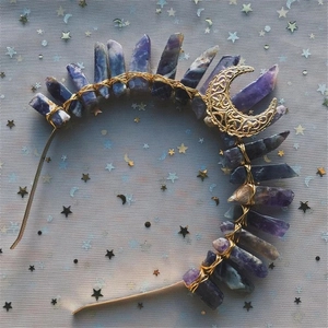 Détail de la tiare bohème en cristal avec améthyste brute et ornements de lune dorée