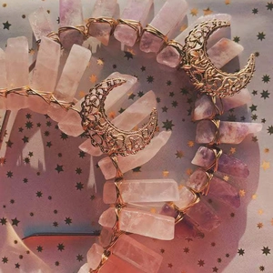 Détail d'un diadème de cristal bohème avec pierres roses et violettes et lunes