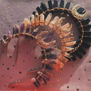 Détail de cristaux et de breloques lune sur des bandeaux de mariée de luxe
