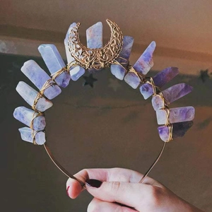 Détails d'un serre-tête couronne lune en cristal violet fait main avec fil doré enroulé