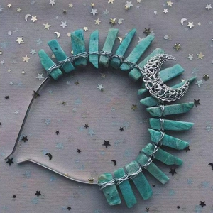 Détail du bandeau bohème argenté avec pierres turquoise et charme de croissant de lune
