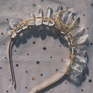 Détail du bandeau en cristal bohème avec fil doré et breloque en forme de croissant