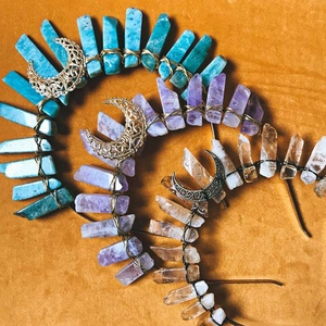 Détail de serre-têtes en cristal bohème avec breloques lune en turquoise et violet