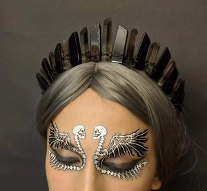 Detailansicht der Hexenkrone aus Obsidiankristall mit silbernem Schädel-Schwan-Make-up
