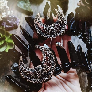 Handgefertigte Hexenkrone mit schwarzen Obsidian-Kristallen und silbernen Mondakzenten