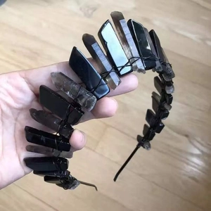 Detailaufnahme des handgefertigten gotischen Kristall-Stirnbands mit schwarzem Obsidian