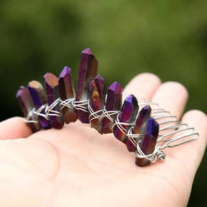Détail du peigne à cheveux de mariée avec cristaux violets et fils d'argent faits main