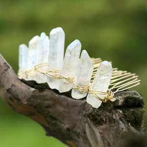 Vue détaillée d'un peigne à cheveux bohème avec des cristaux de roche naturels sur bois