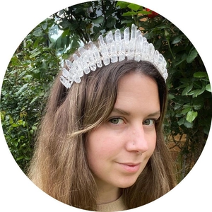 Couronne de mariée artisanale avec cristaux de quartz blancs sur bandeau argenté