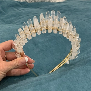Serre-tête de mariée bohème fait main avec pointes de cristal de roche naturel