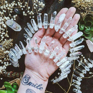 Serre-tête artisanal en cristal blanc naturel pour mariages et fêtes bohèmes