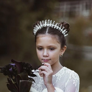 Diadème en cristal blanc naturel pour filles porté par enfant en robe dentelle