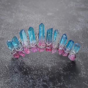 Détail d'un peigne à cheveux de mariée en cristal arc-en-ciel avec fil d'argent tressé