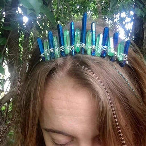 Détail du serre-tête couronne en cristal irisé fait main pour mariages et festivals