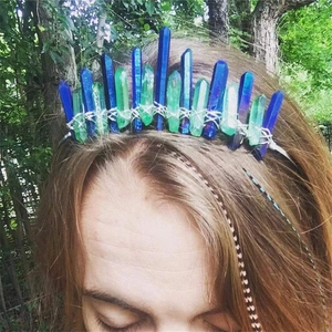 Couronne bohème faite main en cristaux de quartz bruts bleus et verts pour mariée