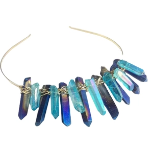Couronne de cristaux d'aura faits main avec pierres bleues et violettes sur serre-tête doré
