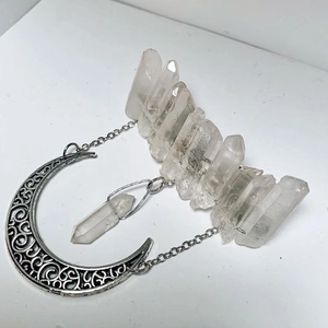 Vue détaillée de la pince à cheveux cristal de lune bohème avec pendentif lune