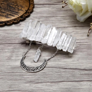 Barrette lune wicca faite main avec cristaux de quartz blanc naturels et base argent