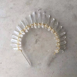 Handgefertigter Diadem-Haarreif aus weißen Bergkristallen mit Golddraht-Wicklung