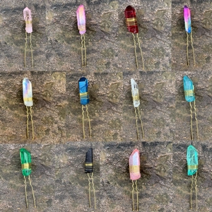 Vue macro de 12 couleurs d'épingles à cheveux en cristal naturel et fil doré torsadé