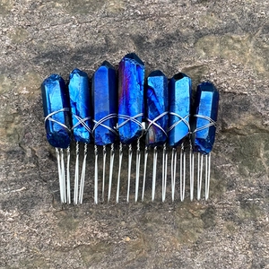 Detail of blue aura crystals hand-wrapped with silver wire on a 20-tooth hair comb
