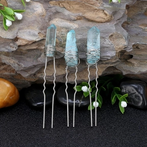 Vue détaillée de trois épingles à cheveux en cristal bleu avec fil d'argent sur fourches
