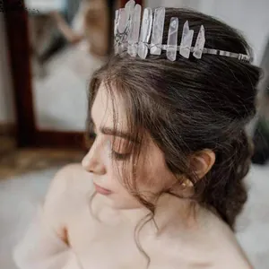 Détail de la couronne bohème en cristal avec quartz rose et un pendentif lune texturé