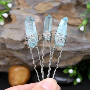 Détail de l'épingle à cheveux en cristal bleu brut avec tige argentée en forme de vague