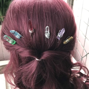 Épingles à cheveux en cristal en forme de U portées sur un chignon tressé violet