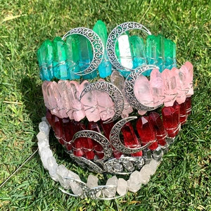 Serre-tête couronne en cristal artisanal avec pierres et lunes sur l'herbe verte