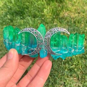 Détail de couronne en cristal naturel avec lunes argentées et fils métalliques enroulés