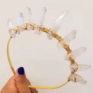 Couronne de style bohème faite main avec cristaux blancs naturels et fil doré enroulé