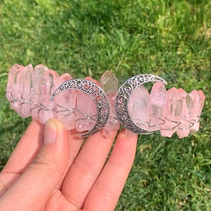 Diadème artisanal en quartz rose avec pendentifs lune argentés sur fond d'herbe naturelle